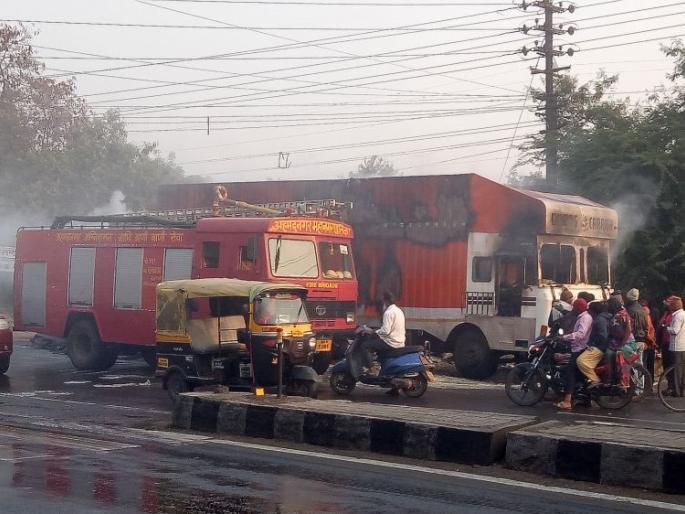 In the nagar container fired and filled it with stomach | नगरमध्ये मुरमु-याने भरलेल्या कंटेनरने घेतला पेट In the nagar container fired and filled it with stomach | नगरमध्ये मुरमु-याने भरलेल्या कंटेनरने घेतला पेट