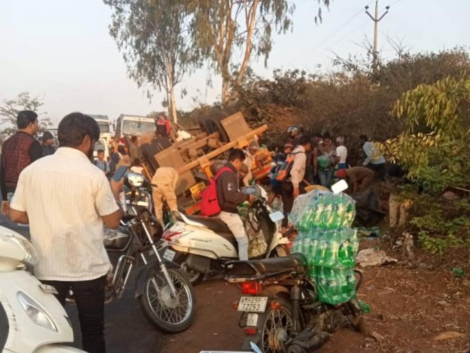A container carrying cold drinks met with an accident people crowded for soft drink bottles | Kolhapur | कोल्ड ड्रिंक्स घेऊन जाणारा कंटेनर उलटला, शीतपेयांच्या बाटल्यांसाठी लोकांची झुंबड A container carrying cold drinks met with an accident people crowded for soft drink bottles | Kolhapur | कोल्ड ड्रिंक्स घेऊन जाणारा कंटेनर उलटला, शीतपेयांच्या बाटल्यांसाठी लोकांची झुंबड