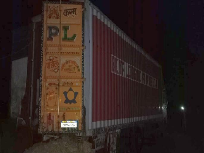 cattle smuggling in wardha : 22 cattles found dead in a container | संतापजनक! कंटेनरमध्ये सापडले तब्बल २२ जनावरांचे मृतदेह; दुर्गंधी पसरल्याने घटना उघडकीस cattle smuggling in wardha : 22 cattles found dead in a container | संतापजनक! कंटेनरमध्ये सापडले तब्बल २२ जनावरांचे मृतदेह; दुर्गंधी पसरल्याने घटना उघडकीस