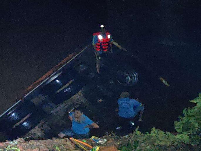 Container river collapses, driver missing | कंटेनर नदीत कोसळला, चालक बेपत्ता