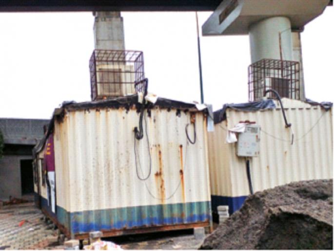 Administration of Excise Office from iron containers; Snakes, pythons and mosquitoes | उत्पादन शुल्क कार्यालयाचा कारभार लोखंडी कंटेनर्समधून; साप, अजगर व डासांचा विळखा Administration of Excise Office from iron containers; Snakes, pythons and mosquitoes | उत्पादन शुल्क कार्यालयाचा कारभार लोखंडी कंटेनर्समधून; साप, अजगर व डासांचा विळखा