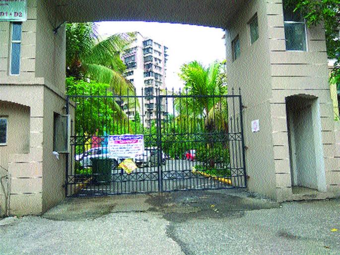 CoronaVirus Banner of containment Zone not removed by nmmc | CoronaVirus News: शहरात कंटेनमेंट झोनचे बॅनर ‘जैसे थे’; नागरिकांमध्ये संभ्रम CoronaVirus Banner of containment Zone not removed by nmmc | CoronaVirus News: शहरात कंटेनमेंट झोनचे बॅनर ‘जैसे थे’; नागरिकांमध्ये संभ्रम