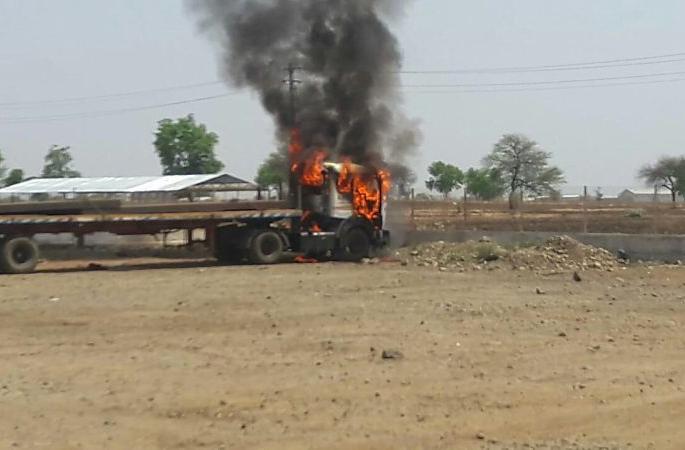Washim: Container burn in the premises of Petrol Pump! | वाशिम : पेट्रोल पंपाच्या आवारातच कंटनेरने घेतला पेट! Washim: Container burn in the premises of Petrol Pump! | वाशिम : पेट्रोल पंपाच्या आवारातच कंटनेरने घेतला पेट!