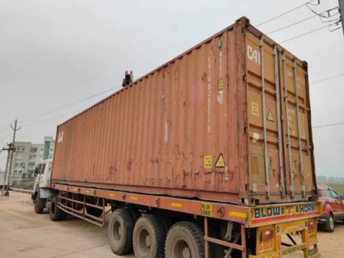 A young driver died after being hit by a heavy container; Incident on Hadapsar - Saswad road | भरधाव कंटेनरच्या धडकेत कारचालक तरुणाचा मृत्यू; हडपसर - सासवड रस्त्यावरील घटना A young driver died after being hit by a heavy container; Incident on Hadapsar - Saswad road | भरधाव कंटेनरच्या धडकेत कारचालक तरुणाचा मृत्यू; हडपसर - सासवड रस्त्यावरील घटना