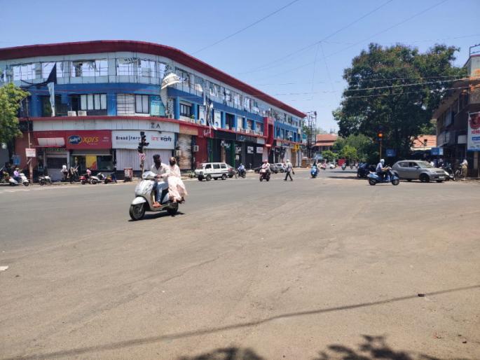 Contenment areas people crowd from Understand that you are also allowed to exit | आपल्याला देखील बाहेर पडण्याची परवानगी असे समजून "कंटेन्मेन्ट" भागातील नागरिकांची गर्दी Contenment areas people crowd from Understand that you are also allowed to exit | आपल्याला देखील बाहेर पडण्याची परवानगी असे समजून "कंटेन्मेन्ट" भागातील नागरिकांची गर्दी