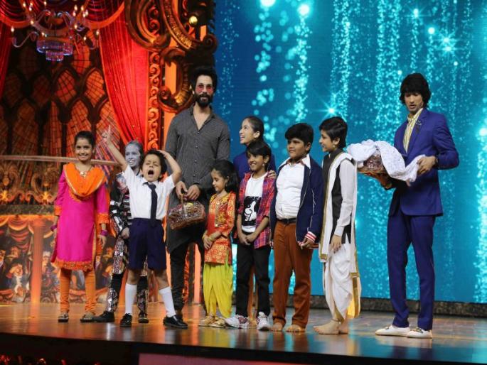 Shahid Kapoor receives 'India's Best Dramaabaz' set! | शाहिद कपूरला ‘इंडियाज बेस्ट ड्रामेबाझ’च्या सेटवर मिळाले सरप्राईज! Shahid Kapoor receives 'India's Best Dramaabaz' set! | शाहिद कपूरला ‘इंडियाज बेस्ट ड्रामेबाझ’च्या सेटवर मिळाले सरप्राईज!