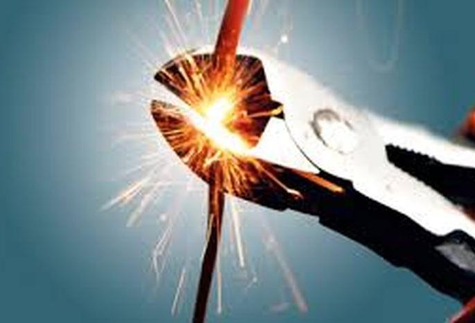 The power cut campaign continues even during the shutdown, 9 employees of MSEDCL are positive | बंद दरम्यानही वीज कापण्याची मोहीम सुरूच, महावितरणचे ९ कर्मचारी पॉझिटिव्ह The power cut campaign continues even during the shutdown, 9 employees of MSEDCL are positive | बंद दरम्यानही वीज कापण्याची मोहीम सुरूच, महावितरणचे ९ कर्मचारी पॉझिटिव्ह
