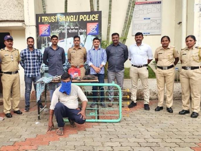 Arrested for stealing construction materials and selling them as scrap, Sangli city police action | बांधकाम साहित्य चोरून भंगारात विकणारा अटकेत, सांगली शहर पोलिसांची कारवाई Arrested for stealing construction materials and selling them as scrap, Sangli city police action | बांधकाम साहित्य चोरून भंगारात विकणारा अटकेत, सांगली शहर पोलिसांची कारवाई