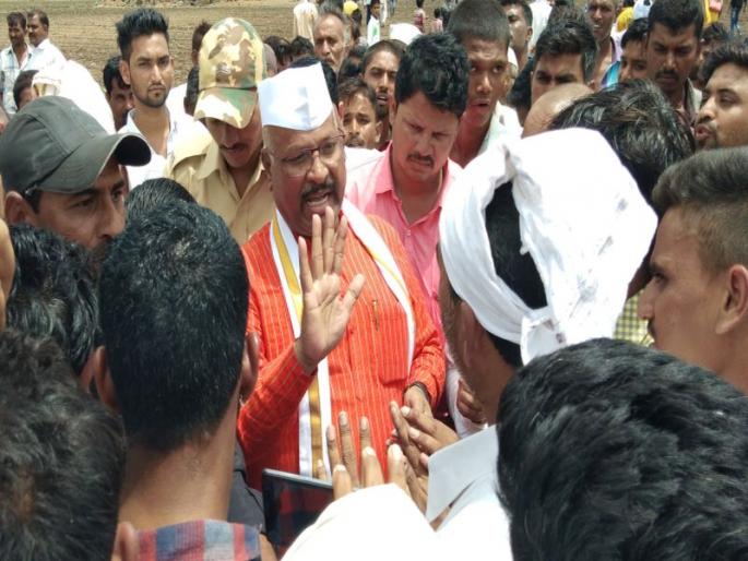Controversies among MLAs Abdul Sattar and villagers | आमदार अब्दुल सत्तार व वाकडी ग्रामस्थांमध्ये वाद, प्रकरण दाबत असल्याचा ग्रामस्थांवर आरोप Controversies among MLAs Abdul Sattar and villagers | आमदार अब्दुल सत्तार व वाकडी ग्रामस्थांमध्ये वाद, प्रकरण दाबत असल्याचा ग्रामस्थांवर आरोप