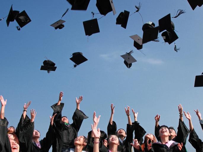 After the convocation of Amravati University, the cap disappeared | अमरावती विद्यापीठाच्या दीक्षांत समारंभातून गाऊन, टोपी गायब After the convocation of Amravati University, the cap disappeared | अमरावती विद्यापीठाच्या दीक्षांत समारंभातून गाऊन, टोपी गायब