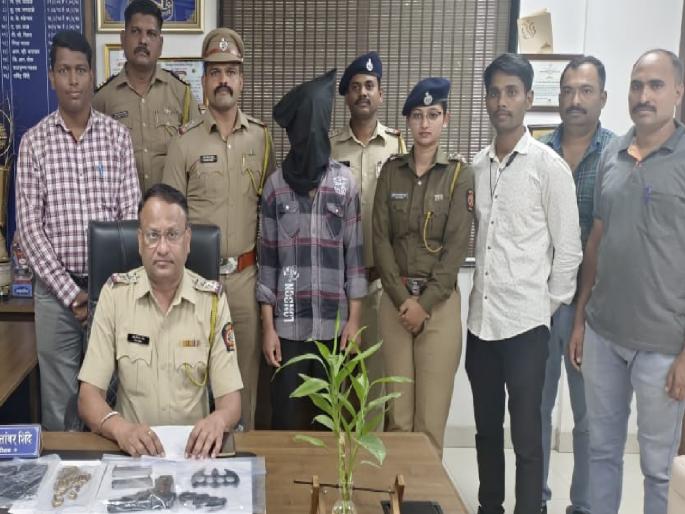 A pistol found in the possession of cook in a hotel in Chiplun; 2 fighters seized with 46 rounds | Ratnagiri: चिपळूणात हॉटेलमधील आचाराकडे सापडली पिस्तुल; ४६ राउंडसह २ फायटर जप्त A pistol found in the possession of cook in a hotel in Chiplun; 2 fighters seized with 46 rounds | Ratnagiri: चिपळूणात हॉटेलमधील आचाराकडे सापडली पिस्तुल; ४६ राउंडसह २ फायटर जप्त