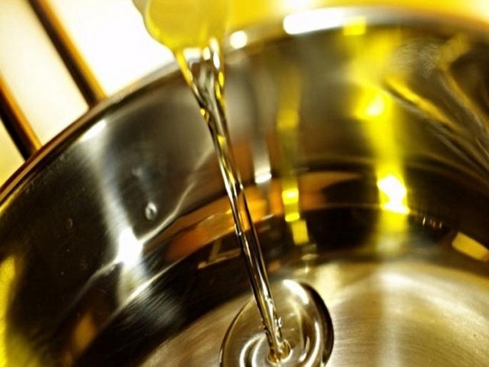Diva in front of God became expensive along with the Tadka; Rs 10 per liter hike in edible oil | फोडणीसोबतच देवासमोरील दिवाही महागला; खाद्यतेलात लीटरमागे १० रुपये भाववाढ Diva in front of God became expensive along with the Tadka; Rs 10 per liter hike in edible oil | फोडणीसोबतच देवासमोरील दिवाही महागला; खाद्यतेलात लीटरमागे १० रुपये भाववाढ
