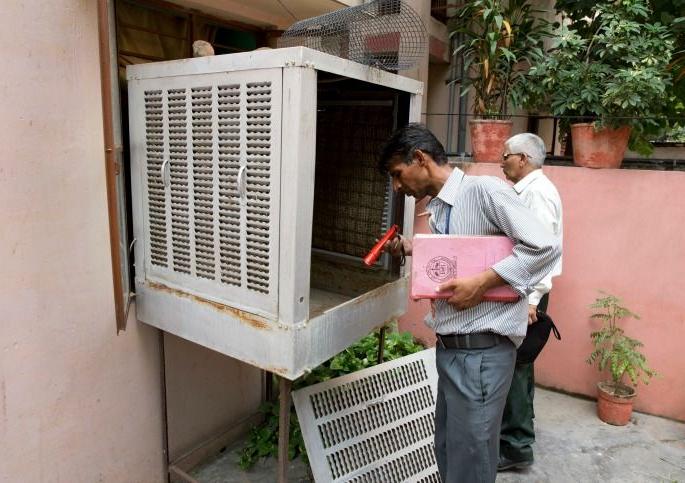 Survey of 6497 houses in Nagpur: Dengue hotspots are becoming cooler | नागपुरात ६४९७ घरांचे सर्वेक्षण : कूलर ठरताहेत डेंग्यूचे हॉटस्पॉट Survey of 6497 houses in Nagpur: Dengue hotspots are becoming cooler | नागपुरात ६४९७ घरांचे सर्वेक्षण : कूलर ठरताहेत डेंग्यूचे हॉटस्पॉट