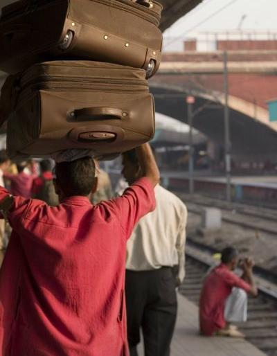 We get the burden of the whole world; Loaded luggage without taking a single rupee | सारी दुनियाका बोझ हम उठाते है ; एक रुपयाही न घेता चढविले प्रवाशांचे सामान