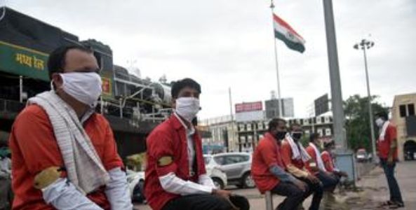 12 trains to come on track: Coolies will get employment | १२ रेल्वेगाड्या येणार ट्रॅकवर : कुलींना मिळणार रोजगार