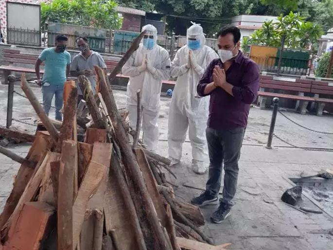 Humanity! corona positive Son in hospital, death of elderly mother; doctor did the funeral | CoronaVirus: माणुसकी! मुलगा कोरोनामुळे हॉस्पिटलमध्ये, वृद्ध मातेचा मृत्यू; डॉक्टरने केले अंत्यसंस्कार Humanity! corona positive Son in hospital, death of elderly mother; doctor did the funeral | CoronaVirus: माणुसकी! मुलगा कोरोनामुळे हॉस्पिटलमध्ये, वृद्ध मातेचा मृत्यू; डॉक्टरने केले अंत्यसंस्कार