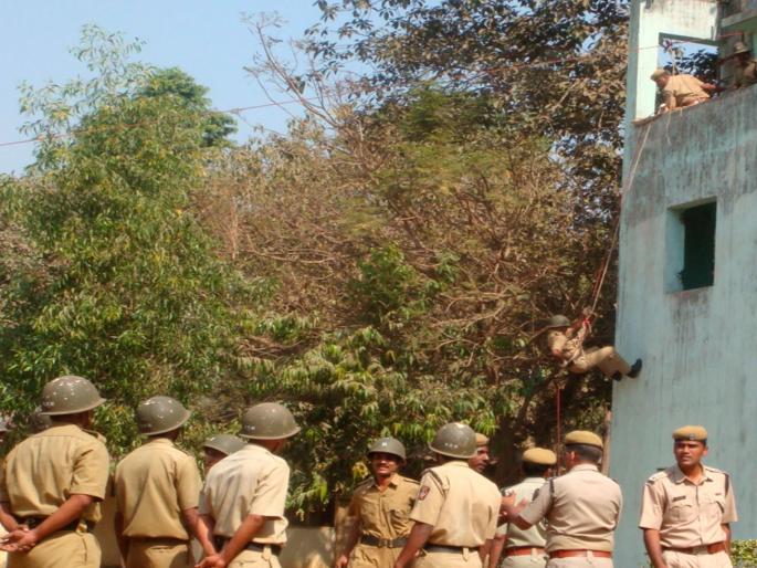 Due to the oppressive conditions of age, there was a time of starvation for thousands of homeguards | वयाच्या जाचक अटीमुळे दाेन हजार होमगार्ड्सवर आली उपासमारीची वेळ Due to the oppressive conditions of age, there was a time of starvation for thousands of homeguards | वयाच्या जाचक अटीमुळे दाेन हजार होमगार्ड्सवर आली उपासमारीची वेळ