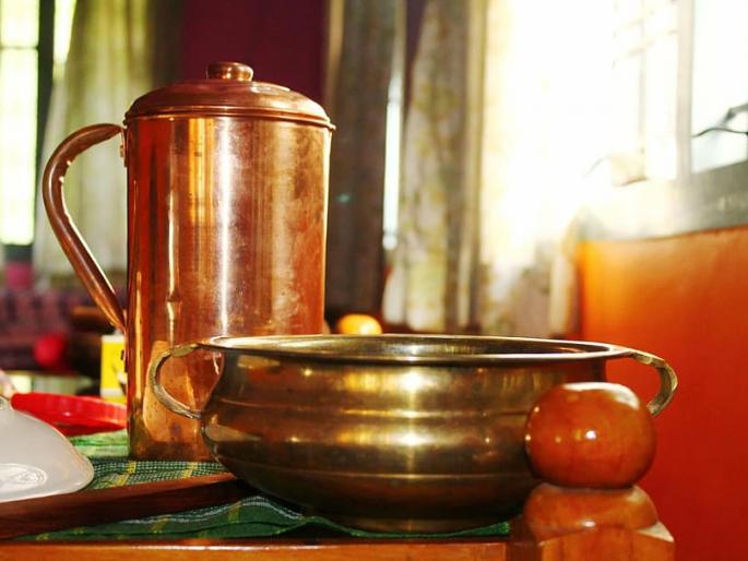 benefits of drinking water in copper vessel know the right way of drinking water from copper vessel | 'ही' आहे तांब्याच्या भांड्यातून पाणी पिण्याची योेग्य पद्धत, या पद्धतीने न प्यायल्यास परीणाम होतील गंभीर