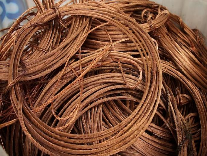Latur Police Bust Delhi-Based Cable Theft Gang; Three caught red-handed while stealing BSNL's underground cable worth lakhs | लातुरात दिल्लीची 'केबल गँग' जेरबंद; 'BSNL'चे लाखोंचे केबल चोरताना तिघांना रंगेहात पकडले Latur Police Bust Delhi-Based Cable Theft Gang; Three caught red-handed while stealing BSNL's underground cable worth lakhs | लातुरात दिल्लीची 'केबल गँग' जेरबंद; 'BSNL'चे लाखोंचे केबल चोरताना तिघांना रंगेहात पकडले