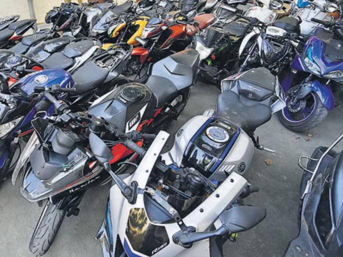 in mumbai two cases filed against 52 raiders as many as 34 bikes seized by police | धूमस्टाईल 'रायडर्स' रडारवर ; ५२ जणांवर दोन गुन्हे दाखल; तब्बल ३४ दुचाक्या हस्तगत in mumbai two cases filed against 52 raiders as many as 34 bikes seized by police | धूमस्टाईल 'रायडर्स' रडारवर ; ५२ जणांवर दोन गुन्हे दाखल; तब्बल ३४ दुचाक्या हस्तगत