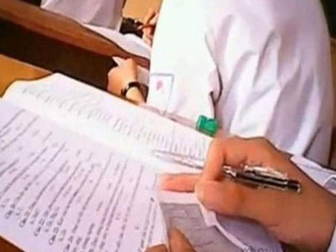 The teacher who provided the copy to the wife | पत्नीला कॉपी पुरविणाऱ्या शिक्षक पतीला रंगेहात पकडले
