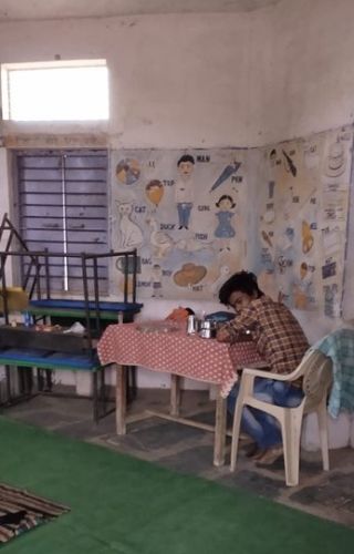 Came from the city, quarantined outside the village | शहरातून आले, गावाबाहेर क्वारंटाईन झाले Came from the city, quarantined outside the village | शहरातून आले, गावाबाहेर क्वारंटाईन झाले