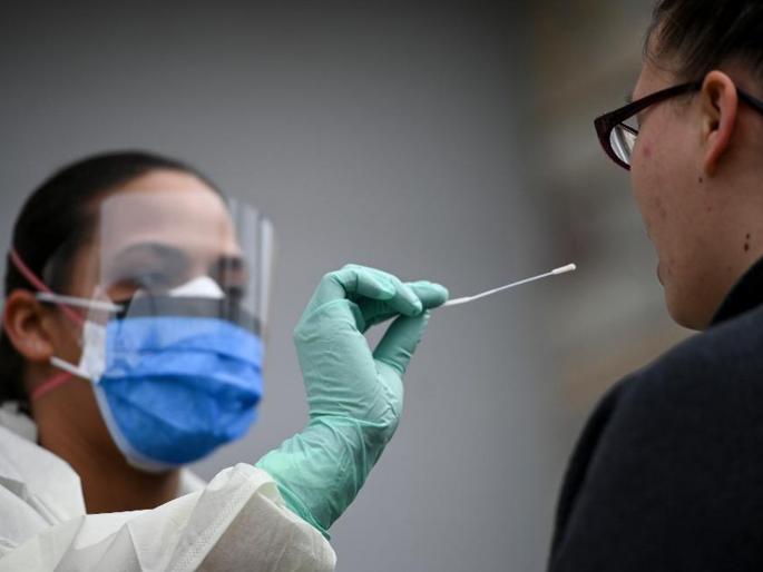 loss of smell or loss of taste added to the list of corona symptoms | कोरोनाची दोन नवीन लक्षणं; आरोग्य मंत्रालयानं अपडेट केली यादी... जाणून घ्या! loss of smell or loss of taste added to the list of corona symptoms | कोरोनाची दोन नवीन लक्षणं; आरोग्य मंत्रालयानं अपडेट केली यादी... जाणून घ्या!