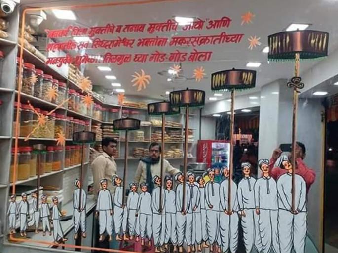 Solapur Siddheshwar Yatra; People eagerly asked, 'What is the marriage in the house?' Maniyar Kautukan said, 'Yes ... Siddarama is done!' | solapur siddheshwar yatra ; लोकांनी उत्सुकतेनं विचारलं, ‘घर में शादी है क्या ?’ मणियार कौतुकानं म्हणाले, ‘हां.. सिद्धरामा की है !’ Solapur Siddheshwar Yatra; People eagerly asked, 'What is the marriage in the house?' Maniyar Kautukan said, 'Yes ... Siddarama is done!' | solapur siddheshwar yatra ; लोकांनी उत्सुकतेनं विचारलं, ‘घर में शादी है क्या ?’ मणियार कौतुकानं म्हणाले, ‘हां.. सिद्धरामा की है !’