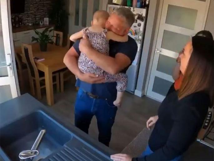 CoronaVirus Marathi News : viral video of four year old girl with cancer hug her father after 50 days sna | Video : CoronaVirus; 4 वर्षांच्या 'या' कॅन्सर पीडित चिमुकलीने तब्बल 50 दिवसांनी घेतली वडिलांची गळाभेट CoronaVirus Marathi News : viral video of four year old girl with cancer hug her father after 50 days sna | Video : CoronaVirus; 4 वर्षांच्या 'या' कॅन्सर पीडित चिमुकलीने तब्बल 50 दिवसांनी घेतली वडिलांची गळाभेट