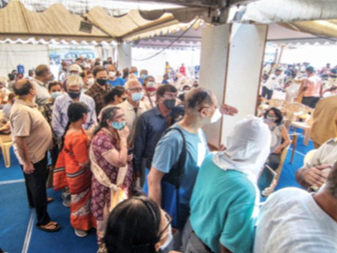 For the second day in a row, crowds, chaos and delays in corona Vaccination | Corona Vaccination: सलग दुसऱ्या दिवशीही गर्दी, गोंधळ अन् विलंब ‘जैसे थे’  For the second day in a row, crowds, chaos and delays in corona Vaccination | Corona Vaccination: सलग दुसऱ्या दिवशीही गर्दी, गोंधळ अन् विलंब ‘जैसे थे’