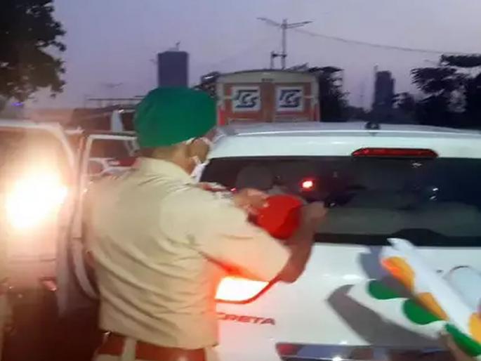 Red, green, yellow ...! Issue color codes for private vehicles to travel on the road in Lockdown | Lockdown: लाल, हिरवा, पिवळा स्टीकर...! खासगी वाहनांना रस्त्यावर फिरण्यासाठी कलर कोड जारी Red, green, yellow ...! Issue color codes for private vehicles to travel on the road in Lockdown | Lockdown: लाल, हिरवा, पिवळा स्टीकर...! खासगी वाहनांना रस्त्यावर फिरण्यासाठी कलर कोड जारी