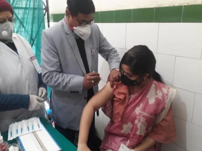 Corona vaccine Side effects on 51 health workers in Delhi | साईडइफेक्ट! दिल्लीत एक अत्यवस्थ, ५१ जणांना कोरोना लसीचा त्रास