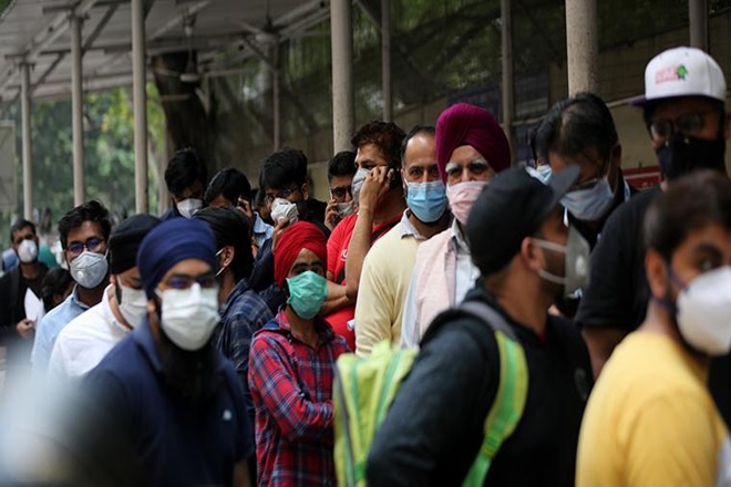 Coronavirus Vishesh Pal wears corona themed helmet SSS | Coronavirus : कोरोना हेल्मेट पाहिलंत का?, जनजागृतीसाठी 'त्याने' लढवली अनोखी शक्कल Coronavirus Vishesh Pal wears corona themed helmet SSS | Coronavirus : कोरोना हेल्मेट पाहिलंत का?, जनजागृतीसाठी 'त्याने' लढवली अनोखी शक्कल
