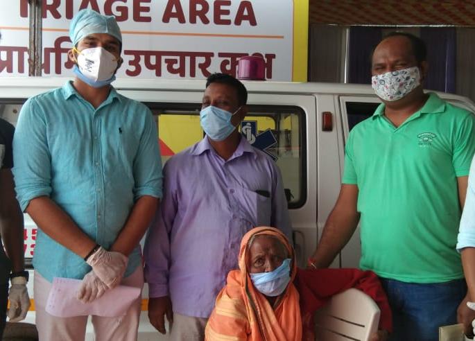 In Sangli, 85-year-old grandmother defeated Kelly Corona. Farewell to the staff with a round of applause. | corona virus : सांगलीत ८५ वर्षीय आजीने केली कोरोनावर मात In Sangli, 85-year-old grandmother defeated Kelly Corona. Farewell to the staff with a round of applause. | corona virus : सांगलीत ८५ वर्षीय आजीने केली कोरोनावर मात