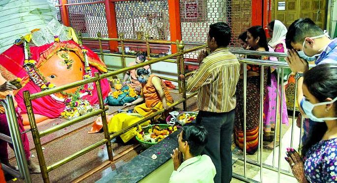 The 'corona' is but the devotees' faith is heavy | नागपुरातील प्रार्थनास्थळे : आहे 'कोरोना' तरी भक्तांची 'आस्था' भारी The 'corona' is but the devotees' faith is heavy | नागपुरातील प्रार्थनास्थळे : आहे 'कोरोना' तरी भक्तांची 'आस्था' भारी