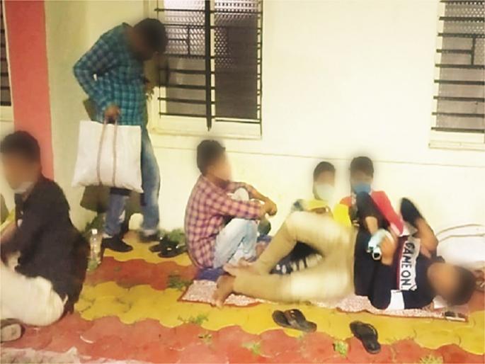 Covid Care Center Housefull; The infected patient sat on the verandah | कोविड केअर सेंटर हाऊसफुल्ल; बाधित रुग्ण बसले व्हरांड्यात