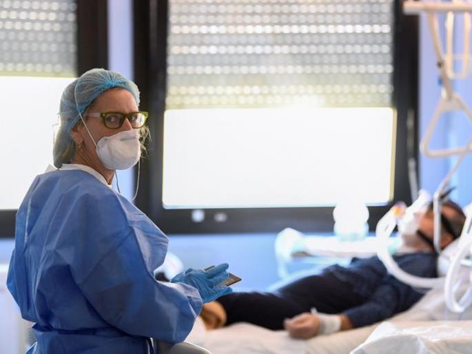 Coronavirus: Now home treatment on asymptomatic corona positive patients | Coronavirus : लक्षणे नसलेल्या पॉझिटिव्ह रुग्णांवर आता घरी उपचार Coronavirus: Now home treatment on asymptomatic corona positive patients | Coronavirus : लक्षणे नसलेल्या पॉझिटिव्ह रुग्णांवर आता घरी उपचार