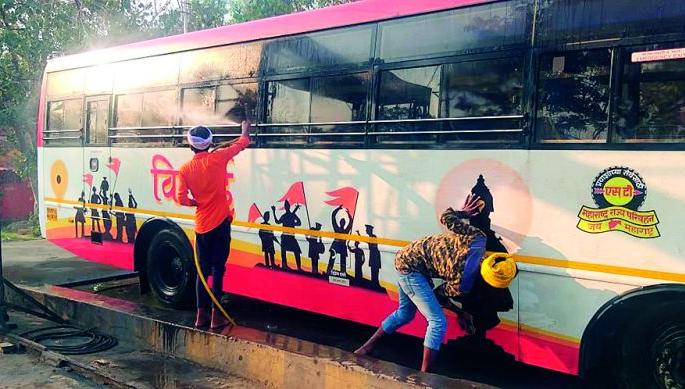 ST buses in Nagpur are available for passengers only | नागपुरात एसटी बसेस स्वच्छ करूनच प्रवाशांसाठी उपलब्ध ST buses in Nagpur are available for passengers only | नागपुरात एसटी बसेस स्वच्छ करूनच प्रवाशांसाठी उपलब्ध