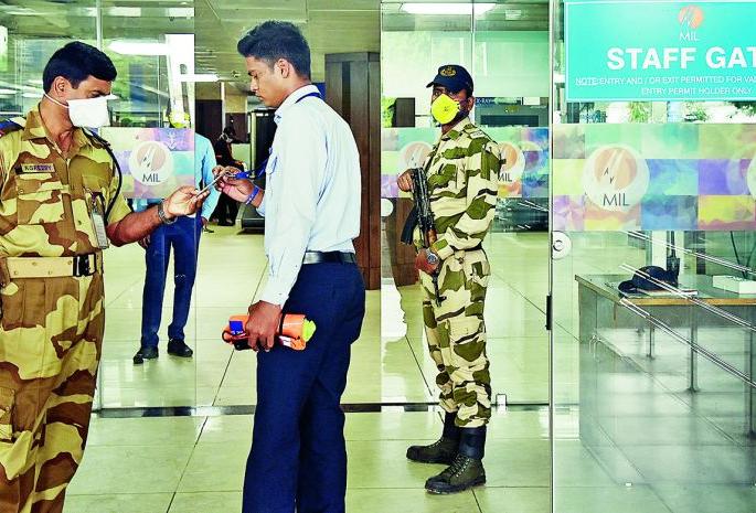 Coronavirus: External passengers only checked at the airport | Coronavirus : नागपूर विमानतळावर केवळ विदेशी प्रवाशांची तपासणी Coronavirus: External passengers only checked at the airport | Coronavirus : नागपूर विमानतळावर केवळ विदेशी प्रवाशांची तपासणी