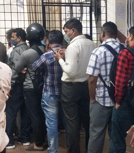 Dusting the corona rules in the City Survey office | सिटी सर्व्हेच्या कार्यालयात कोरोना नियमांची धूळधाण Dusting the corona rules in the City Survey office | सिटी सर्व्हेच्या कार्यालयात कोरोना नियमांची धूळधाण