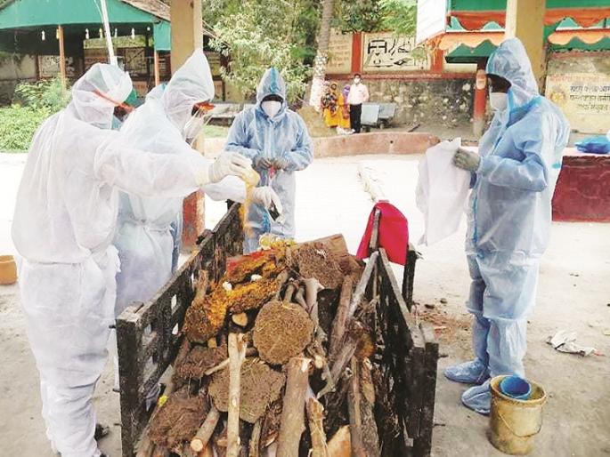 Corona virus : One does not happen, the same phone call for another corona death funeral | कोरोना कहर : एक होत नाही, तोच दुसऱ्या अंत्यविधीसाठी फोन Corona virus : One does not happen, the same phone call for another corona death funeral | कोरोना कहर : एक होत नाही, तोच दुसऱ्या अंत्यविधीसाठी फोन