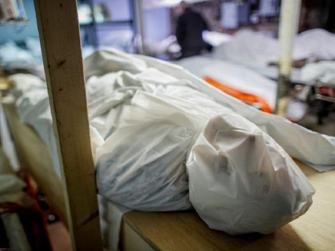 Blood ties were also severed; The corona patient's dead body had been lying in the Ghati hospital for four days | रक्ताचे नातेही दुरावले ! कोरोना रुग्णाचा मृतदेह चार दिवसांपासून घाटी रुग्णालयात पडून Blood ties were also severed; The corona patient's dead body had been lying in the Ghati hospital for four days | रक्ताचे नातेही दुरावले ! कोरोना रुग्णाचा मृतदेह चार दिवसांपासून घाटी रुग्णालयात पडून