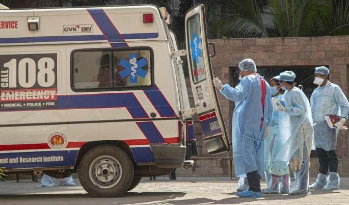 Didn't get hospital until the end | अखेरपर्यंत मिळाले नाही हॉस्पिटल अन् बेड, ॲम्ब्युलन्समध्येच उडाले प्राणपाखरू Didn't get hospital until the end | अखेरपर्यंत मिळाले नाही हॉस्पिटल अन् बेड, ॲम्ब्युलन्समध्येच उडाले प्राणपाखरू