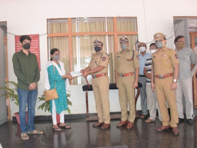 Grant of Rs 50 lakh to the families of the deceased policemen | मृत पोलिसांच्या कुटुंबीयांना ५० लाखाचे अनुदान Grant of Rs 50 lakh to the families of the deceased policemen | मृत पोलिसांच्या कुटुंबीयांना ५० लाखाचे अनुदान