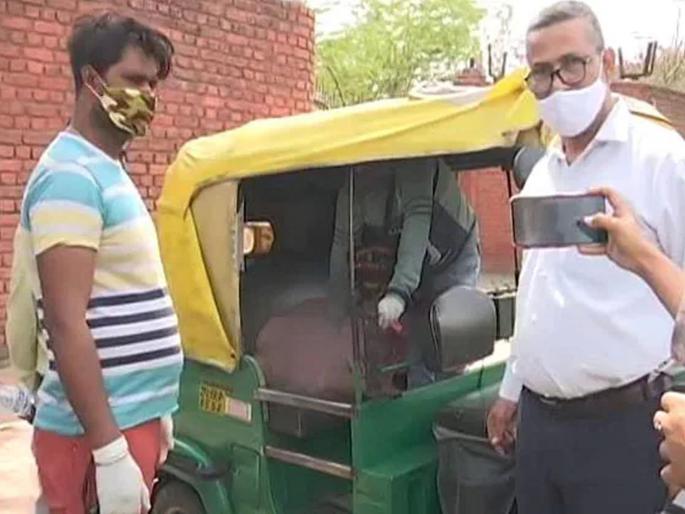 CoronaVirus News mother dies in auto outside covid center in delhi son keeps pleading for help | CoronaVirus News: त्यांनी माझ्या आईला मारून टाकलं! कोविड सेंटर बाहेर आईचा मृत्यू; मुलानं फोडला टाहो CoronaVirus News mother dies in auto outside covid center in delhi son keeps pleading for help | CoronaVirus News: त्यांनी माझ्या आईला मारून टाकलं! कोविड सेंटर बाहेर आईचा मृत्यू; मुलानं फोडला टाहो