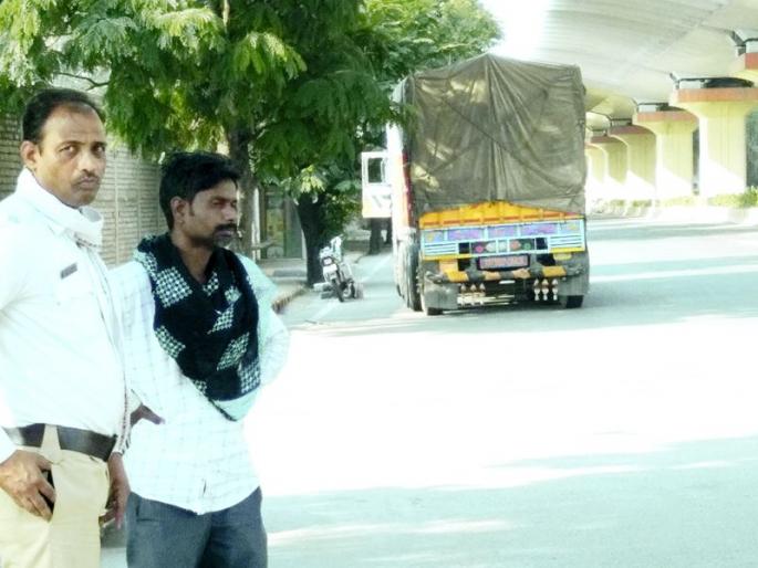 The driver of an ill-fitting truck remained starved in Nagpur for two days | नागपुरात नादुरुस्त ट्रकचा चालक राहिला दोन दिवस उपाशी The driver of an ill-fitting truck remained starved in Nagpur for two days | नागपुरात नादुरुस्त ट्रकचा चालक राहिला दोन दिवस उपाशी