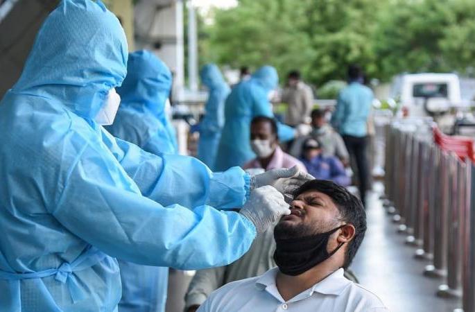 Relief from the ‘Chasing the Virus’ campaign | ‘चेसिंग द व्हायरस’ मोहिमेने दिलासा, देशाच्या तुलनेत मुंबईची स्थिती चांगली Relief from the ‘Chasing the Virus’ campaign | ‘चेसिंग द व्हायरस’ मोहिमेने दिलासा, देशाच्या तुलनेत मुंबईची स्थिती चांगली