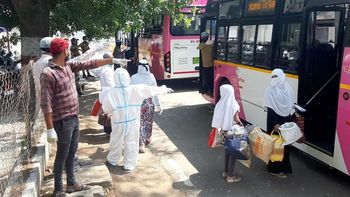 Another 18 positives in Nagpur: 53 patients at home in a single day | नागपुरात आणखी १८ पॉझिटिव्ह : एकाच दिवसात ५३ रुग्ण घरी Another 18 positives in Nagpur: 53 patients at home in a single day | नागपुरात आणखी १८ पॉझिटिव्ह : एकाच दिवसात ५३ रुग्ण घरी