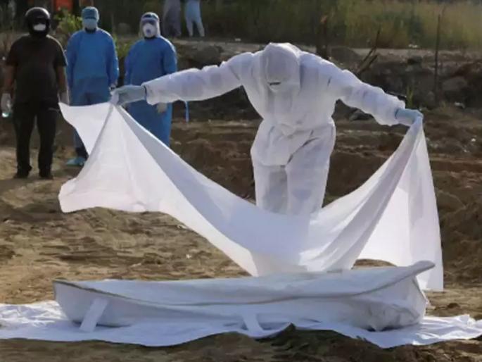 CoronaVirus shortage of firewood for funerals of people who died due to corona | CoronaVirus News: कोरोना मृतांच्या अंत्यविधीसाठी जाणवतोय लाकडांचा तुटवडा CoronaVirus shortage of firewood for funerals of people who died due to corona | CoronaVirus News: कोरोना मृतांच्या अंत्यविधीसाठी जाणवतोय लाकडांचा तुटवडा