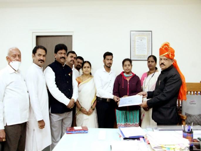 anganwadi worker died corona received 50 lakh sanugrah assistance fund | Pune News| कोरोनामुळे मृत्यू झालेल्या अंगणवाडी सेविकेच्या पाल्ल्यांना मिळाले 50 लाखांचे सानुग्रह सहाय्य निधी anganwadi worker died corona received 50 lakh sanugrah assistance fund | Pune News| कोरोनामुळे मृत्यू झालेल्या अंगणवाडी सेविकेच्या पाल्ल्यांना मिळाले 50 लाखांचे सानुग्रह सहाय्य निधी